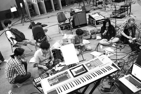 Trong khi Thanh Lam mải miết luyện tập cùng ban nhạc của Quốc Trung thì cậu con trai của hai người ngồi ngoan ngoãn trên ghế theo dõi.