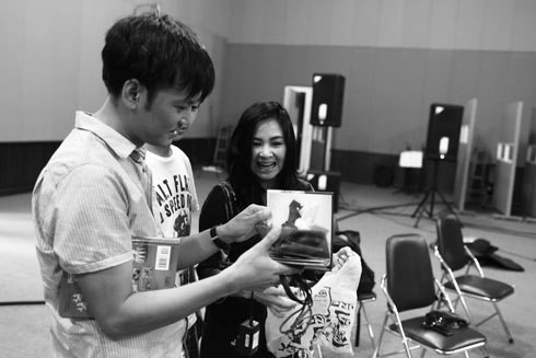 Thanh Lam cũng nhận được sự hỗ trợ nhiệt tình của em trai là DJ Trí Minh. Trí Minh là nhà sản xuất album "Thanh Lam Hà Trần" 9 năm trước.