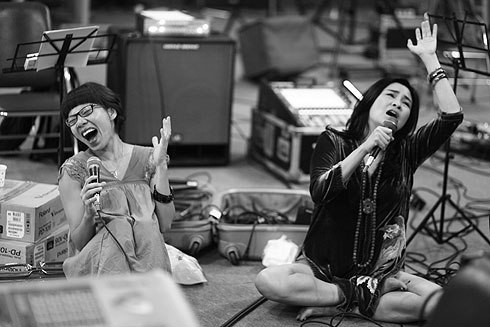 Đây là lần đầu tiên Hà Trần tham gia "Cầm tay mùa hè" nhưng Thanh Lam đã là nhân vật chính của chương trình này trong ba lần liên tiếp.