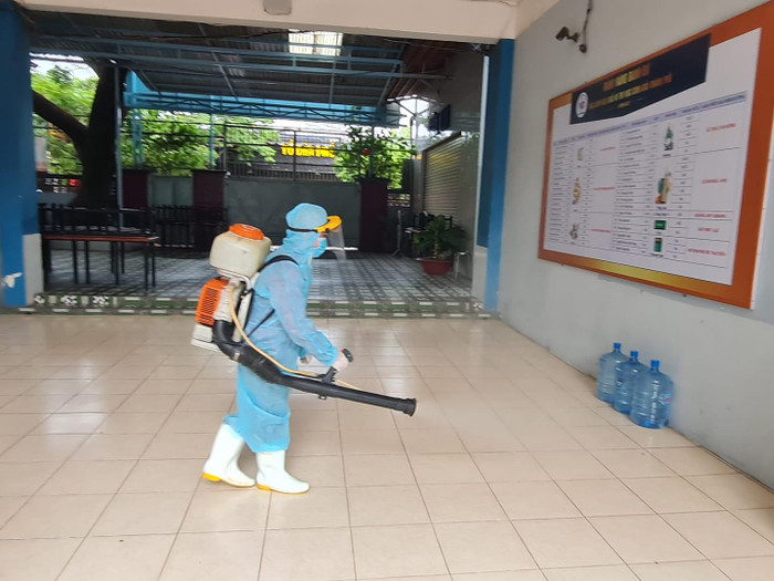 Trường trung học phổ thông Nguyễn Du, quận 10 tổ chức phun khử khuẩn chống dịch (Ảnh: P.L) Trường trung học phổ thông Nguyễn Du, quận 10 tổ chức phun khử khuẩn chống dịch (Ảnh: P.L)