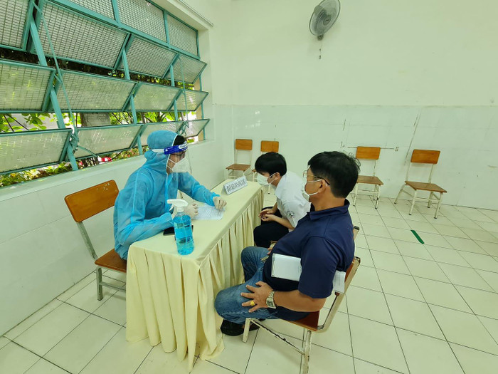 Học sinh lớp 12 được khám sàng lọc trước khi tiêm, có phụ huynh đi kèm (ảnh: P.L)