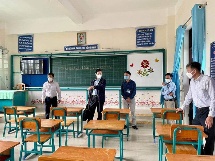 Các thành viên đoàn kiểm tra đi thực tế tại 2 trường (ảnh: CTV) Các thành viên đoàn kiểm tra đi thực tế tại 2 trường (ảnh: CTV)