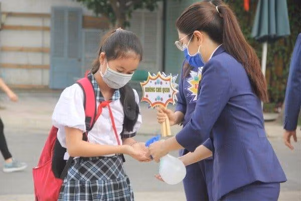 Học sinh rửa tay sát khuẩn khi đến trường ở Thành phố Hồ Chí Minh hồi năm 2020 (ảnh: P.N)