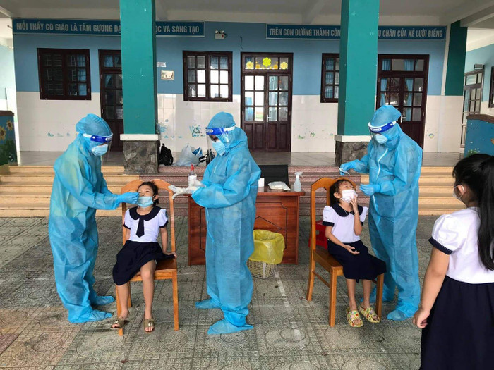Học sinh ở xã đảo Thạnh An được xét nghiệm tầm soát Covid-19 trước khi quay lại trường học (Ảnh: CTV) Học sinh ở xã đảo Thạnh An được xét nghiệm tầm soát Covid-19 trước khi quay lại trường học (Ảnh: CTV)