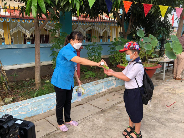 Học sinh được hướng dẫn rửa tay sát khuẩn (ảnh: P.L)