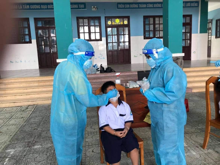Học sinh ở xã đảo Thạnh An được xét nghiệm tầm soát Covid-19 hôm 7/10 (ảnh: CTV) Học sinh ở xã đảo Thạnh An được xét nghiệm tầm soát Covid-19 hôm 7/10 (ảnh: CTV)