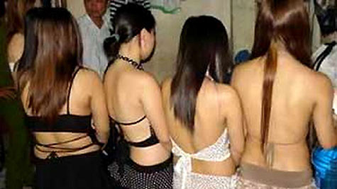 Bị "dạt" ở đất liền, các cô ra đảo làm phận "tàu nhanh" (Ảnh minh họa) Bị "dạt" ở đất liền, các cô ra đảo làm phận "tàu nhanh" (Ảnh minh họa)