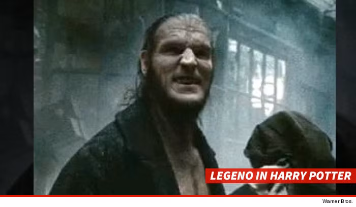 Diễn viên Dave Legeno trong vai phản diện, người sói Fenrir Greyback trong phim Harry Potter