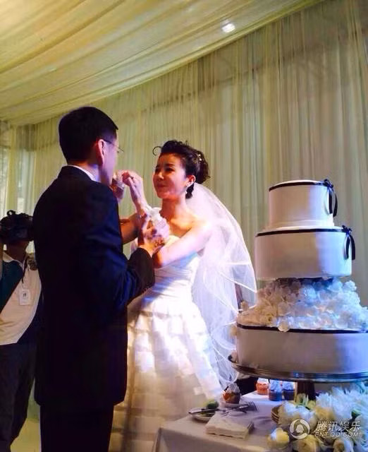 Hình ảnh tình cảm của cặp đôi, cô dâu lau nước mắt cho chú rể...