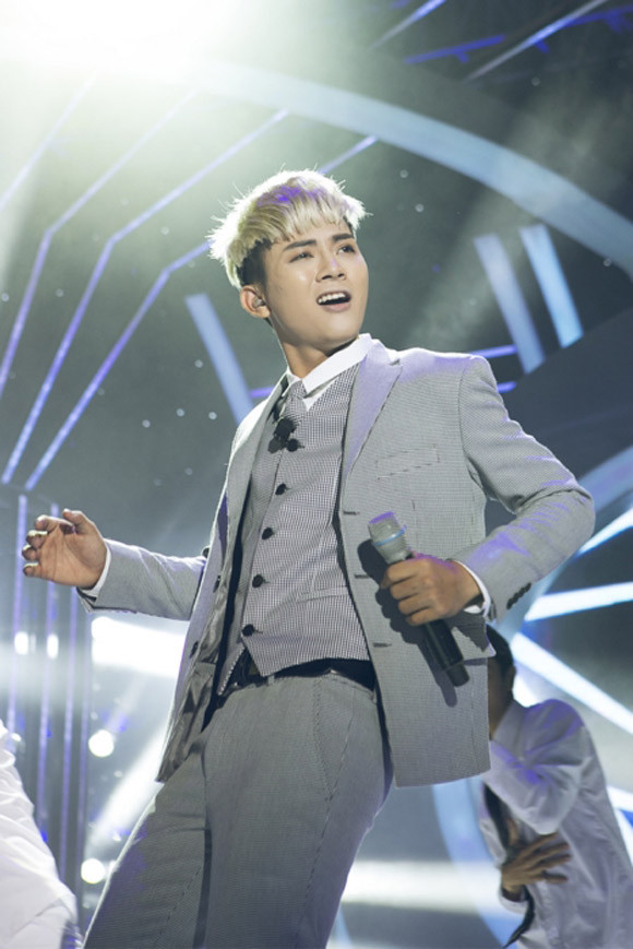 Hoài Lâm trong màn hóa thân xuất sắc thành ca sỹ Sơn Tùng (Xem thêm: Con trai lần thứ 3 giành 100 triệu, Hoài Linh "lạy con") Hoài Lâm trong màn hóa thân xuất sắc thành ca sỹ Sơn Tùng (Xem thêm: Con trai lần thứ 3 giành 100 triệu, Hoài Linh "lạy con")