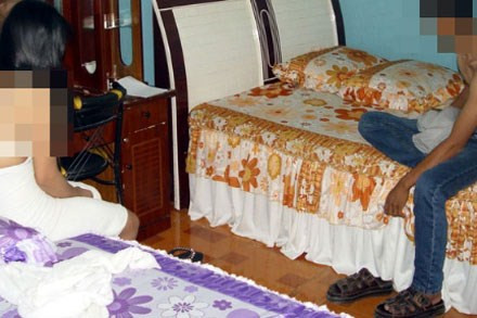 Một trong số các cặp mua bán dâm bị xử lý đêm 19.5. Ảnh: Tuổi Trẻ