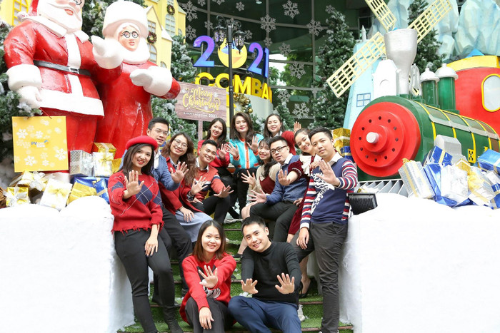 Rất nhiều bạn trẻ đến tham quan và “check-in” đón Giáng sinh. Rất nhiều bạn trẻ đến tham quan và “check-in” đón Giáng sinh.