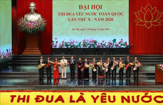 Chủ tịch Quốc hội Nguyễn Thị Kim Ngân và Chủ tịch Ủy ban Trung ương Mặt trận Tổ quốc Việt Nam Trần Thanh Mẫn tặng hoa, chúc mừng các điển hình tiêu biểu tại Đại hội. Ảnh: Văn Điệp/TTXVN Chủ tịch Quốc hội Nguyễn Thị Kim Ngân và Chủ tịch Ủy ban Trung ương Mặt trận Tổ quốc Việt Nam Trần Thanh Mẫn tặng hoa, chúc mừng các điển hình tiêu biểu tại Đại hội. Ảnh: Văn Điệp/TTXVN