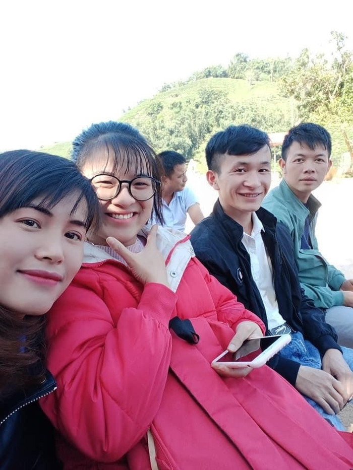 Thầy Diện (ngồi giữa) luôn suy nghĩ: “Muốn quê hương bớt khổ, phát triển thì người trẻ phải trở về”. (Ảnh: Nhân vật cung cấp) Thầy Diện (ngồi giữa) luôn suy nghĩ: “Muốn quê hương bớt khổ, phát triển thì người trẻ phải trở về”. (Ảnh: Nhân vật cung cấp)