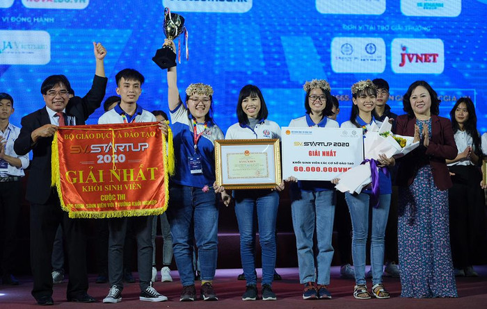 Nhóm sinh viên Đại học Sư phạm Kỹ thuật thành phố Hồ Chí Minh giành giải nhất cuộc thi SV-STARTUP 2020 với ý tưởng làm giấy từ thân cây chuối. Ảnh: Đình Hùng