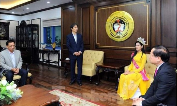 Đại học Kinh tế Quốc dân đón tiếp Hoa hậu, Ảnh chụp màn hình báo Nld.com.vn trưa ngày 11/12/2020 Đại học Kinh tế Quốc dân đón tiếp Hoa hậu, Ảnh chụp màn hình báo Nld.com.vn trưa ngày 11/12/2020