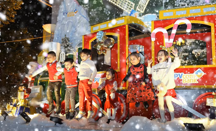 Nụ cười trong trẻo của trẻ thơ trong mùa Giáng sinh.