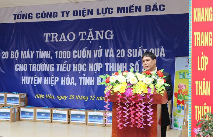 Ông Hồ Mạnh Tuấn - Thành viên Hội đồng thành viên EVNNPC phát biểu tại buổi lễ trao tặng.