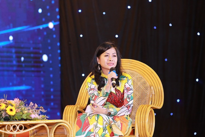 Bà Trần Uyên Phương - Đại diện đơn vị đồng hành cùng Giải thưởng thưởng Quả cầu vàng năm thứ 10. Bà Trần Uyên Phương - Đại diện đơn vị đồng hành cùng Giải thưởng thưởng Quả cầu vàng năm thứ 10.