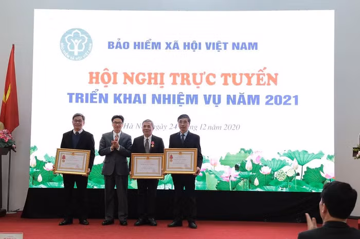Thừa uỷ quyền của Chủ tịch nước, Uỷ viên Ban chấp hành Trung ương Đảng, Phó Thủ tướng Chính phủ Vũ Đức Đam đã trao tặng Huân chương Lao động hạng Nhất, Nhì, Ba cho 03 tập thể và cá nhân của Bảo hiểm xã hội Việt Nam.