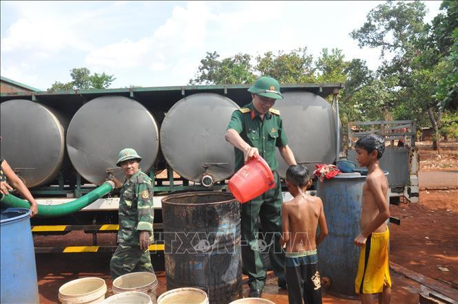 Trẻ em trong thôn, làng biên giới tỉnh Gia Lai có nước sạch để tắm nhờ sự hỗ trợ của đoàn viên thanh niên Công ty 72, Binh đoàn 15 tại xã Ia Nan, huyện Đức Cơ. Ảnh: Hồng Điệp/TTXVN Trẻ em trong thôn, làng biên giới tỉnh Gia Lai có nước sạch để tắm nhờ sự hỗ trợ của đoàn viên thanh niên Công ty 72, Binh đoàn 15 tại xã Ia Nan, huyện Đức Cơ. Ảnh: Hồng Điệp/TTXVN