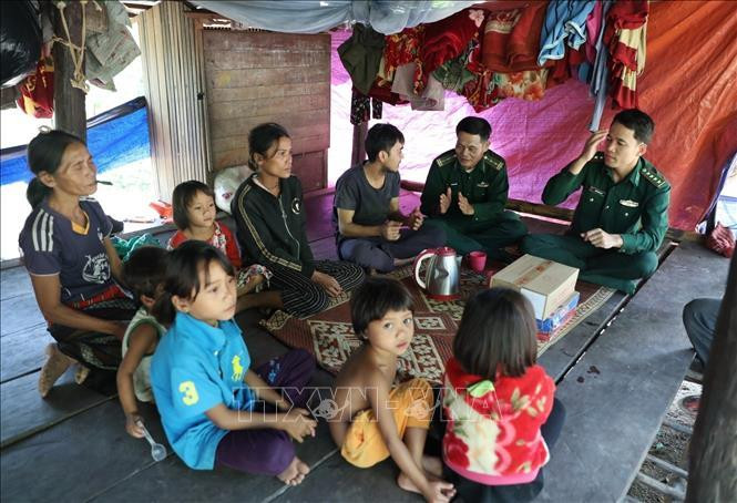 Cán bộ Đồn biên phòng Làng Mô thăm hỏi, tặng quà gia đình anh Hồ Văn Biên ở thôn Trung Sơn, xã Trường Sơn, huyện Quảng Ninh (Quảng Bình). Ảnh: Danh Lam/TTXVN Cán bộ Đồn biên phòng Làng Mô thăm hỏi, tặng quà gia đình anh Hồ Văn Biên ở thôn Trung Sơn, xã Trường Sơn, huyện Quảng Ninh (Quảng Bình). Ảnh: Danh Lam/TTXVN