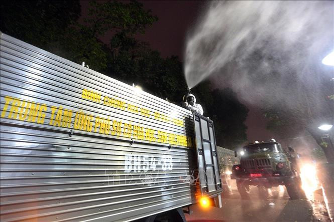 Lực lượng bộ đội hóa học với xe chuyên dụng tiến hành phun hóa chất tẩy độc, khử trùng Bệnh viện Bạch Mai sau khi phát hiện nhiều trường hợp dương tính với virus SARS-COV-2 có liên quan đến Bệnh viện. Ảnh: Dương Giang/TTXVNN Lực lượng bộ đội hóa học với xe chuyên dụng tiến hành phun hóa chất tẩy độc, khử trùng Bệnh viện Bạch Mai sau khi phát hiện nhiều trường hợp dương tính với virus SARS-COV-2 có liên quan đến Bệnh viện. Ảnh: Dương Giang/TTXVNN