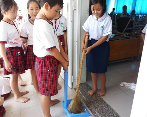 Các em vệ sinh lớp học (Ảnh: Nhà trường cung cấp) Các em vệ sinh lớp học (Ảnh: Nhà trường cung cấp)