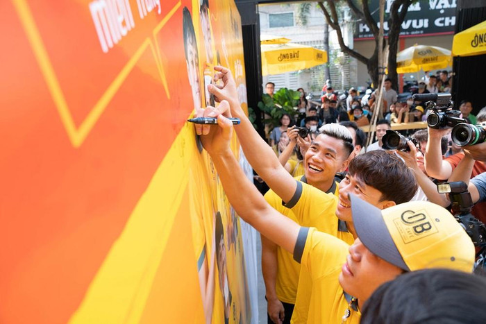 Các cầu thủ Hoàng Anh Gia Lai cùng ghi lời chúc gây quỹ Đóng thuyền vượt bão ủng hộ miền Trung Các cầu thủ Hoàng Anh Gia Lai cùng ghi lời chúc gây quỹ Đóng thuyền vượt bão ủng hộ miền Trung