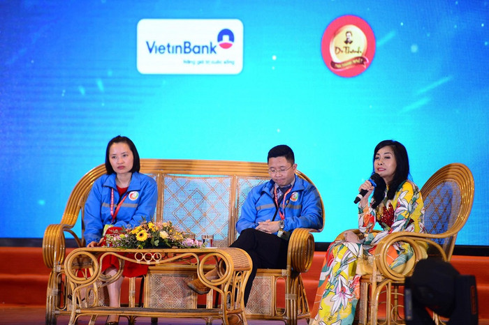 Bà Trần Uyên Phương - Phó Tổng Giám đốc Tập đoàn Tân Hiệp Phát tham gia giao lưu tại chương trình trao giải. Bà Trần Uyên Phương - Phó Tổng Giám đốc Tập đoàn Tân Hiệp Phát tham gia giao lưu tại chương trình trao giải.