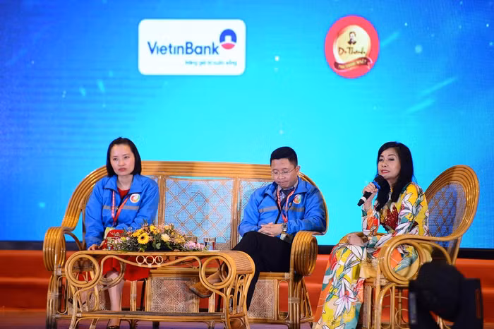 Bà Trần Uyên Phương - Phó Tổng Giám đốc Tập đoàn Tân Hiệp Phát tham gia giao lưu tại chương trình trao giải.