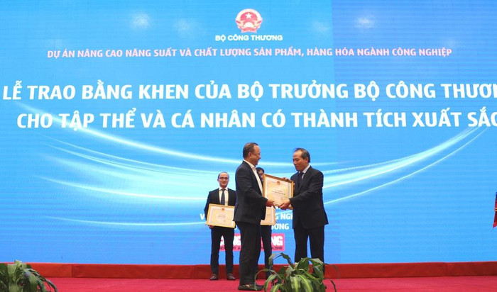 Trong khuôn khổ của lễ trao giải vào chiều 21/12/2020, Đại diện Bộ Công thương, Thứ trưởng Cao Quốc Hưng trao Bằng khen của Bộ trưởng Bộ Công thương cho Tổng công ty Điện lực miền Bắc vì đã có thành tích xuất sắc trong triển khai thực hiện dự án Nâng cao năng suất và chất lượng sản phẩm hàng hóa ngành công nghiệp. Trong khuôn khổ của lễ trao giải vào chiều 21/12/2020, Đại diện Bộ Công thương, Thứ trưởng Cao Quốc Hưng trao Bằng khen của Bộ trưởng Bộ Công thương cho Tổng công ty Điện lực miền Bắc vì đã có thành tích xuất sắc trong triển khai thực hiện dự án Nâng cao năng suất và chất lượng sản phẩm hàng hóa ngành công nghiệp.