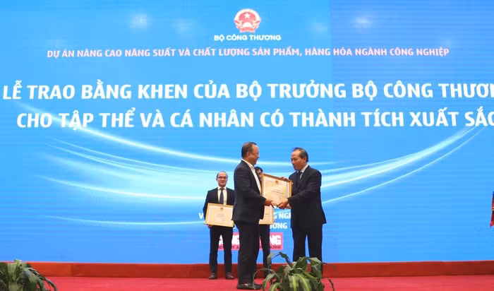 Trong khuôn khổ của lễ trao giải vào chiều 21/12/2020, Đại diện Bộ Công thương, Thứ trưởng Cao Quốc Hưng trao Bằng khen của Bộ trưởng Bộ Công thương cho Tổng công ty Điện lực miền Bắc vì đã có thành tích xuất sắc trong triển khai thực hiện dự án Nâng cao năng suất và chất lượng sản phẩm hàng hóa ngành công nghiệp.