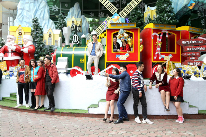 “The Polar Express” đã cùng các gia đình và bạn trẻ ghi lại một Giáng sinh ấm áp, ngập tràn yêu thương “The Polar Express” đã cùng các gia đình và bạn trẻ ghi lại một Giáng sinh ấm áp, ngập tràn yêu thương