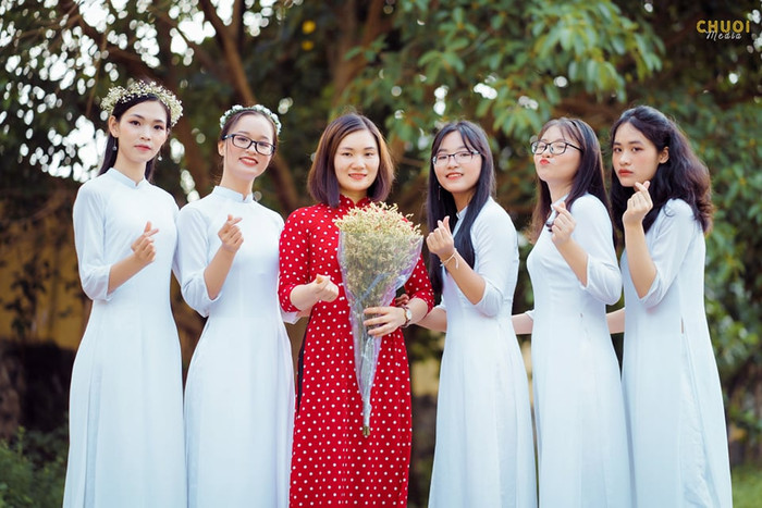 Cô Trần Thị Dung cùng các học sinh đạt giải Quốc gia môn Sinh học. (Ảnh: Nhân vật cung cấp) Cô Trần Thị Dung cùng các học sinh đạt giải Quốc gia môn Sinh học. (Ảnh: Nhân vật cung cấp)