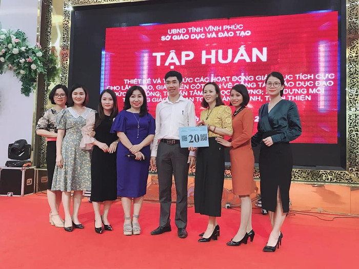 Cô Trần Thị Dung (thứ hai từ trái sang) giáo viên Trường Trung học phổ thông Chuyên Vĩnh Phúc. (Ảnh: Nhân vật cung cấp) Cô Trần Thị Dung (thứ hai từ trái sang) giáo viên Trường Trung học phổ thông Chuyên Vĩnh Phúc. (Ảnh: Nhân vật cung cấp)