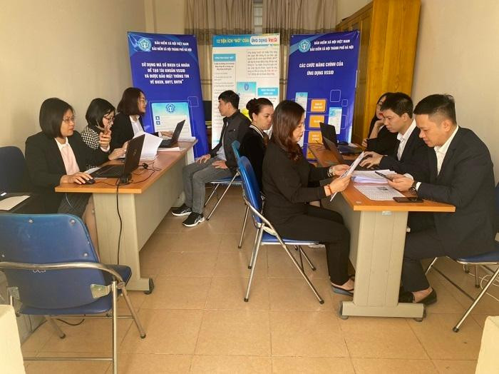 Cán bộ Bảo hiểm y tế hỗ trợ giao dịch điện tử cá nhân và cài đặt VssID tại các đơn vị. Cán bộ Bảo hiểm y tế hỗ trợ giao dịch điện tử cá nhân và cài đặt VssID tại các đơn vị.