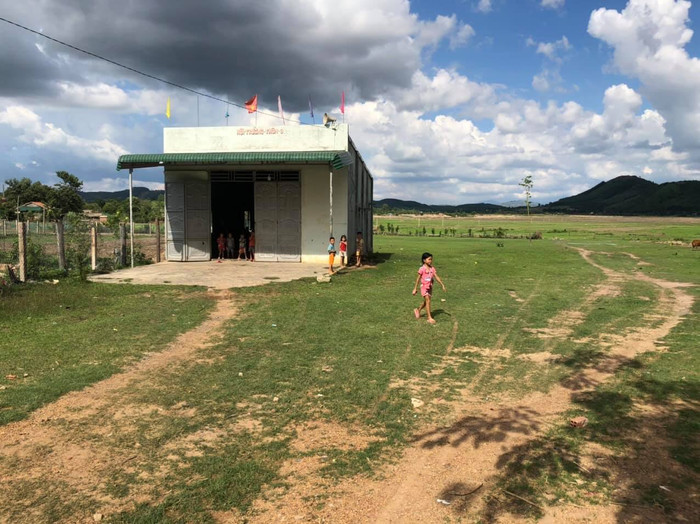 Cha mẹ dành thời gian trên rẫy, trẻ em phải ở nhà một mình, tự nấu ăn, đến giờ… nhớ ra thì ôm vở đi học. Cha mẹ dành thời gian trên rẫy, trẻ em phải ở nhà một mình, tự nấu ăn, đến giờ… nhớ ra thì ôm vở đi học.