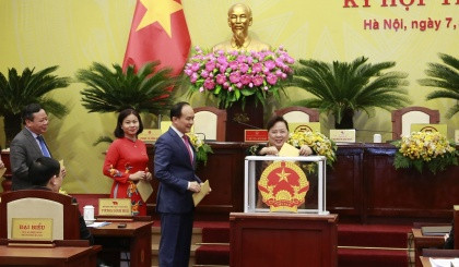 Các đại biểu thực hiện bỏ phiếu. (Ảnh: Kinhtedothi.vn) Các đại biểu thực hiện bỏ phiếu. (Ảnh: Kinhtedothi.vn)