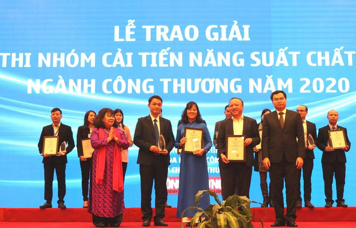 Ban tổ chức trao giải Nhì cuộc thi Nhóm cải tiến năng suất chất lượng ngành Công thương cho Tổng công ty Điện lực miền Bắc và Tổng công ty may 10. Ban tổ chức trao giải Nhì cuộc thi Nhóm cải tiến năng suất chất lượng ngành Công thương cho Tổng công ty Điện lực miền Bắc và Tổng công ty may 10.
