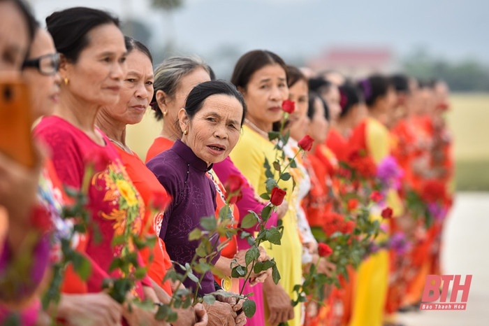 Khuôn mặt và ánh mắt các cụ già tóc bạc được huy động đón hoa hậu nói lên điều gì? (ảnh lấy từ Baothanhhoa.vn) Khuôn mặt và ánh mắt các cụ già tóc bạc được huy động đón hoa hậu nói lên điều gì? (ảnh lấy từ Baothanhhoa.vn)