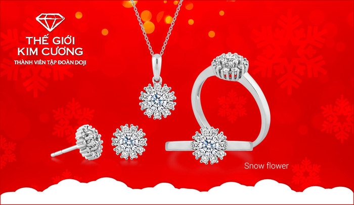 Lấy cảm hứng từ những bông tuyết gửi điều ước tốt lành, thiết kế mới nhất của Thế Giới Kim Cương không chỉ giúp phái đẹp trở nên rạng ngời mà còn ẩn chứa thông điệp may mắn, sẵn sàng đón nhận những điều mới mẻ. Lấy cảm hứng từ những bông tuyết gửi điều ước tốt lành, thiết kế mới nhất của Thế Giới Kim Cương không chỉ giúp phái đẹp trở nên rạng ngời mà còn ẩn chứa thông điệp may mắn, sẵn sàng đón nhận những điều mới mẻ.