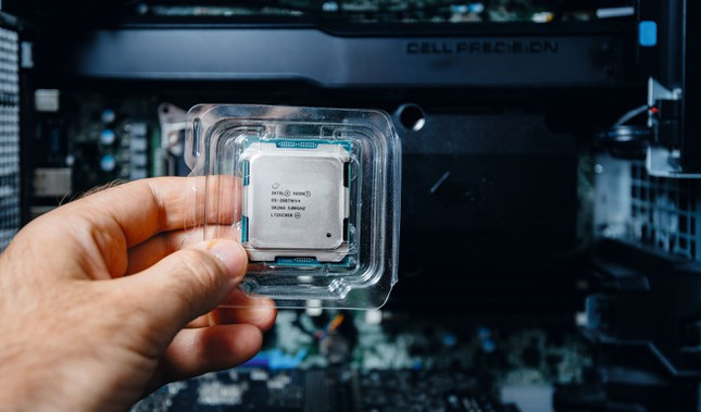 Intel được xem là đại diện của làn sóng FDI thứ ba vào Việt Nam những năm cuối thập niên 2000, đánh dấu bước chuyển quan trọng về chất khi dòng vốn dịch chuyển vào sản xuất và lĩnh vực công nghệ. (Ảnh: Forbes Việt Nam) Intel được xem là đại diện của làn sóng FDI thứ ba vào Việt Nam những năm cuối thập niên 2000, đánh dấu bước chuyển quan trọng về chất khi dòng vốn dịch chuyển vào sản xuất và lĩnh vực công nghệ. (Ảnh: Forbes Việt Nam)