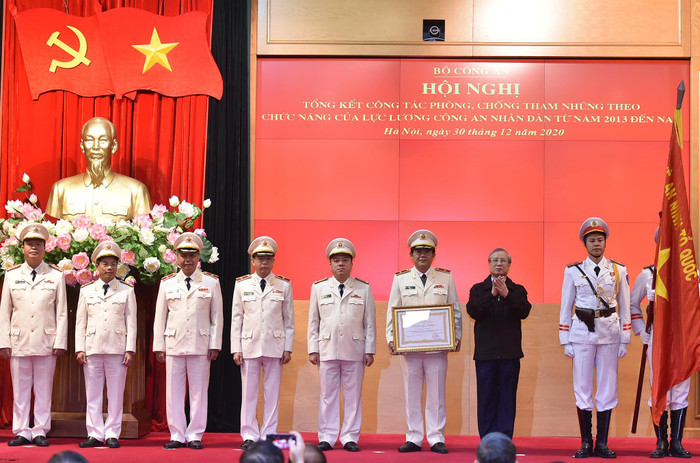 Thường trực Ban Bí thư Trần Quốc Vượng trao Huân chương Lao động hạng Ba cho Thanh tra Bộ Công an. Ảnh: VGP/Quang Hiếu. Thường trực Ban Bí thư Trần Quốc Vượng trao Huân chương Lao động hạng Ba cho Thanh tra Bộ Công an. Ảnh: VGP/Quang Hiếu.