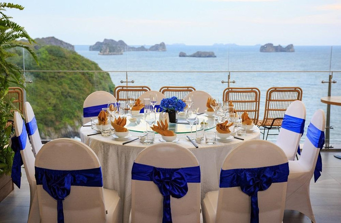 Không gian tiệc thoáng đạt khơi gợi cảm hứng tầm nhìn Vịnh Lan Hạ. Không gian tiệc thoáng đạt khơi gợi cảm hứng tầm nhìn Vịnh Lan Hạ.
