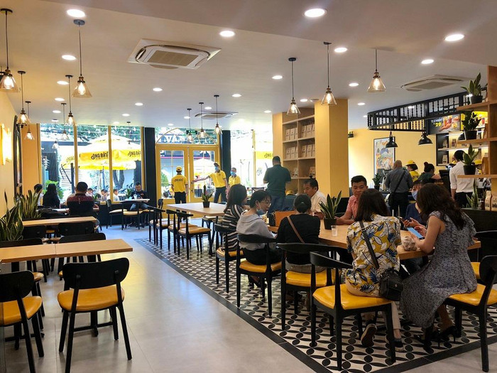 Không gian bên trong quán cà phê flagship Ông Bầu đầu tiên. Không gian bên trong quán cà phê flagship Ông Bầu đầu tiên.