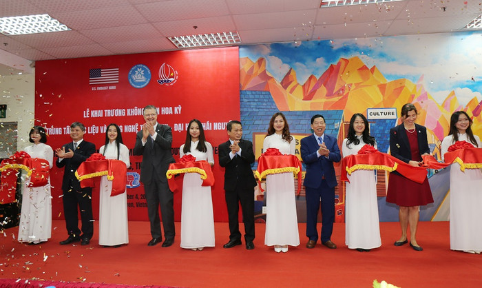 Các đại biểu cắt băng khai trương Không gian Hoa kỳ tại Đại học Thái Nguyên. Các đại biểu cắt băng khai trương Không gian Hoa kỳ tại Đại học Thái Nguyên.