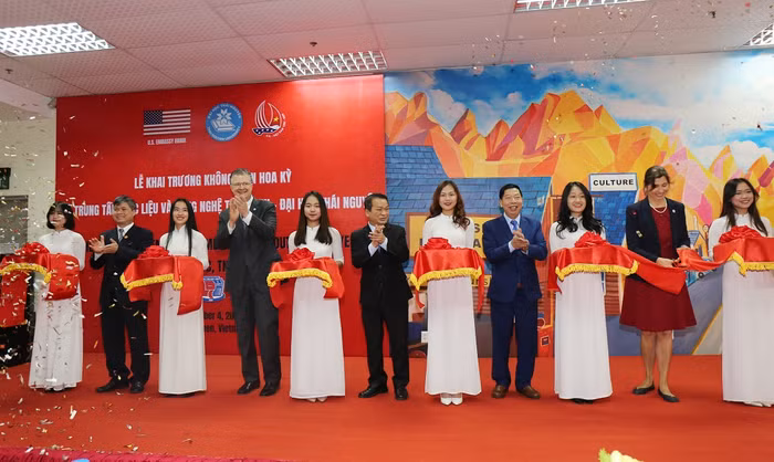 Các đại biểu cắt băng khai trương Không gian Hoa kỳ tại Đại học Thái Nguyên.