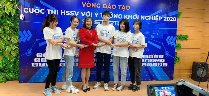 Nhóm 5 em học sinh Trường Trung học phổ thông Công Nghiệp cùng cô giáo chủ nhiệm đồng thời cũng là người hướng dẫn. (Ảnh: Nhân vật cung cấp)