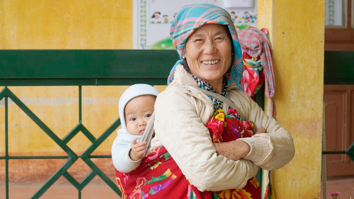 Từ nay, toàn bộ con em trong bản sẽ được đến trường. Từ nay, toàn bộ con em trong bản sẽ được đến trường.